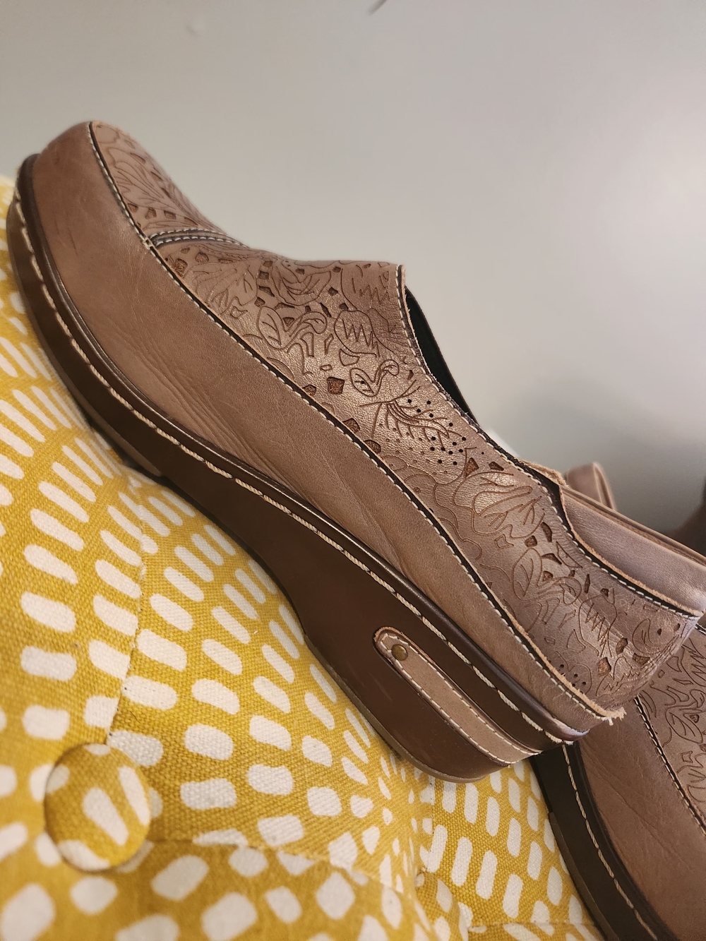 L'artiste Spring-Step Floral Embossed Leather Clogs. Size 7 - Picture 5 of 13